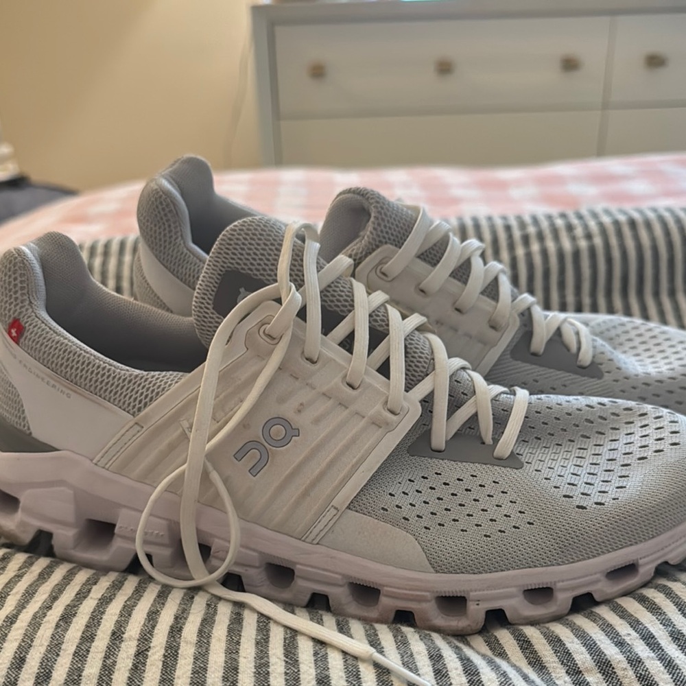 On cloud women white and grey sneakers cloudswift.